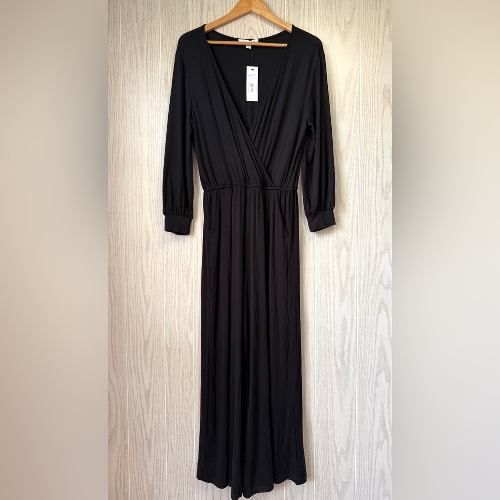 Amour Vert Everley Jumpsuit Black
Size Large NWT